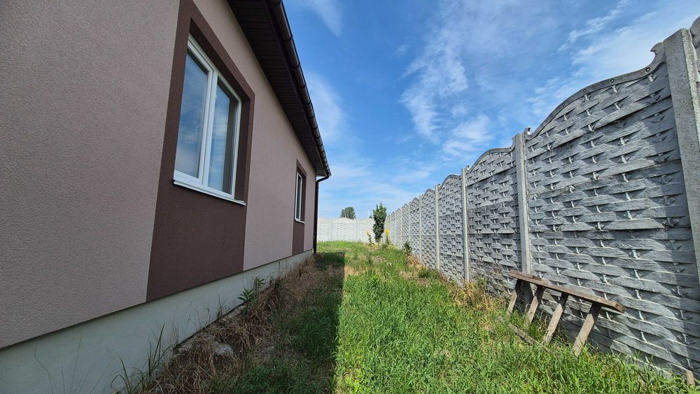 Будинок на огороженій ділянці 8 соток, штукатурка, якісні комунікації