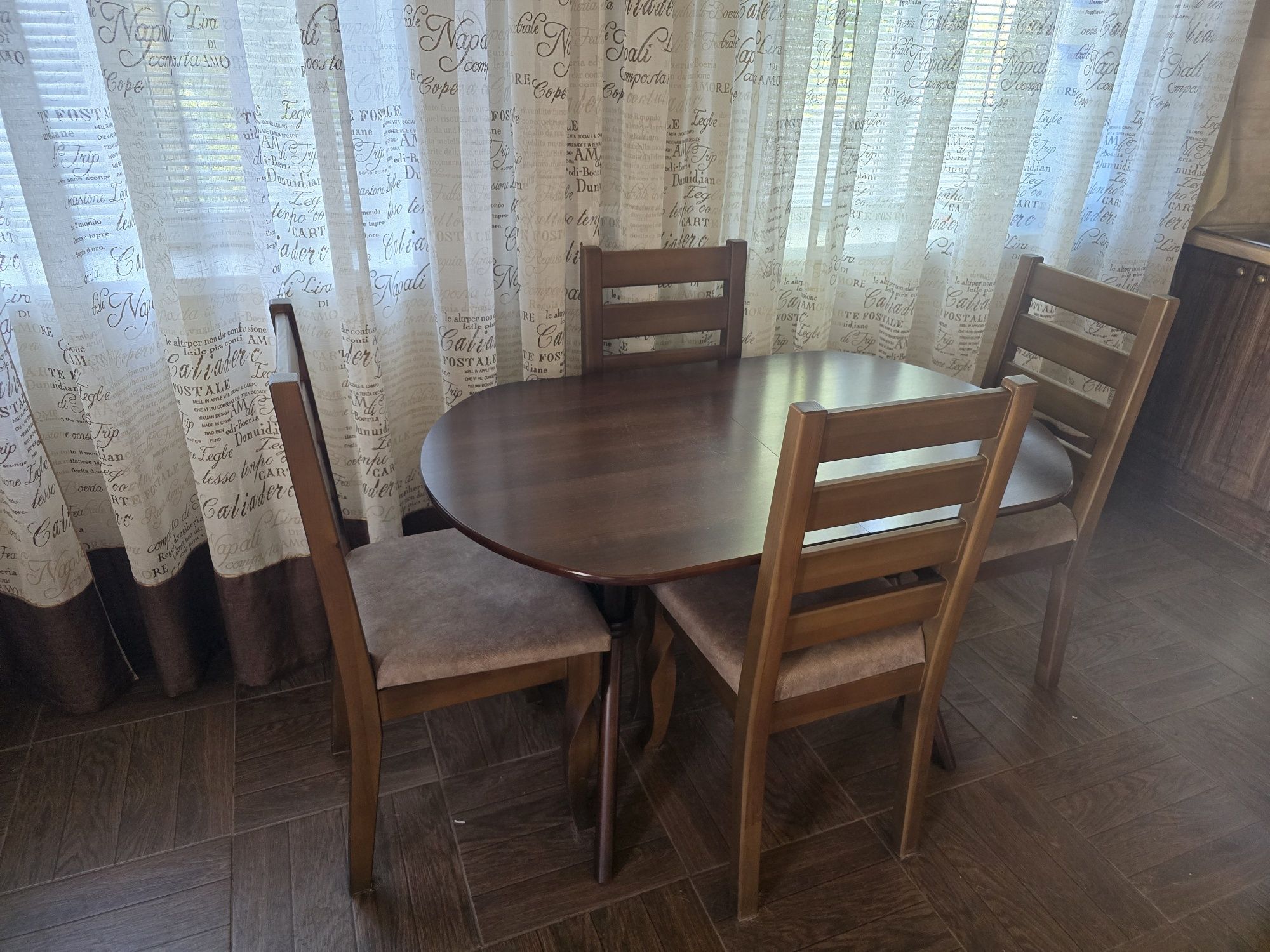 Стол со стульями