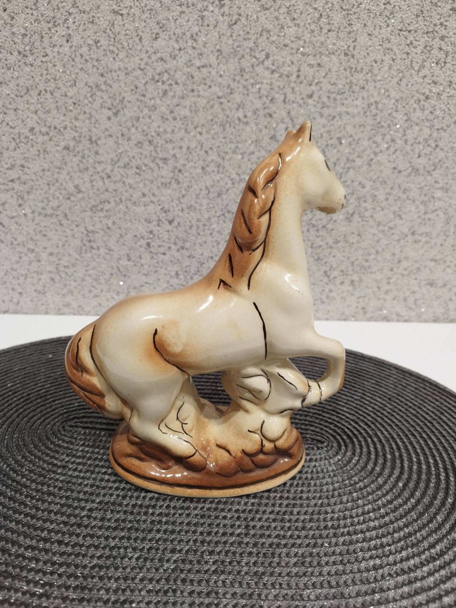 Porcelanowy koń z czasów PRL-u lata 70/80 stan idealny wraz z ceną .