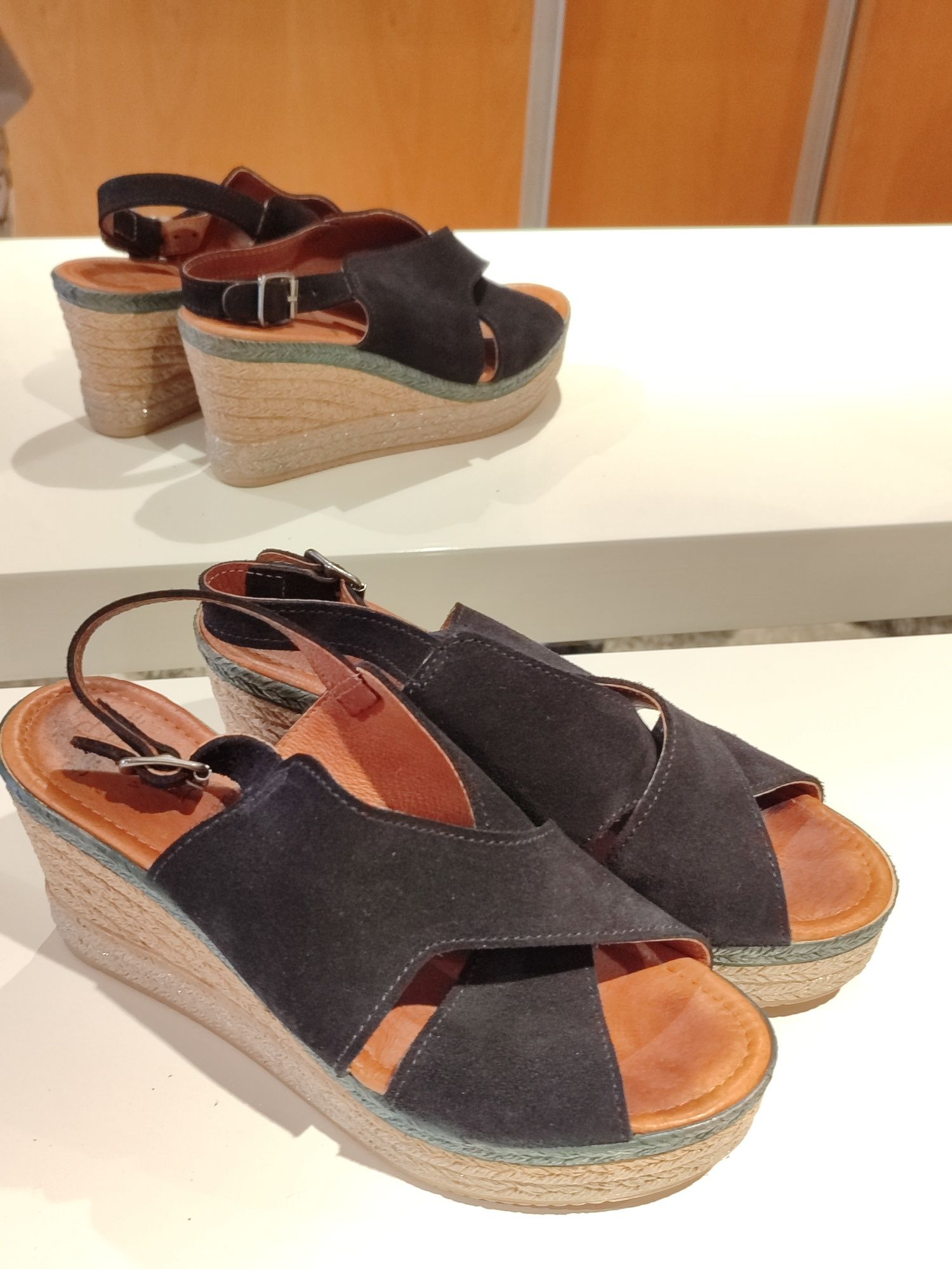 5 pares de sandálias