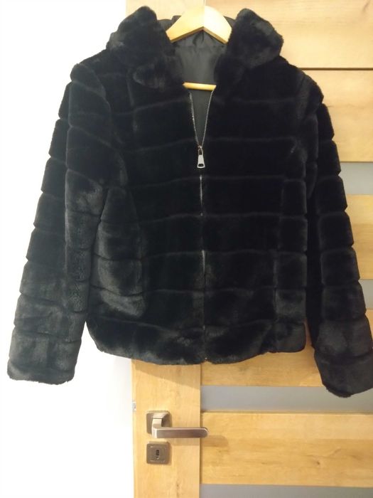Futerko z kapturem czarne, kupione w sklepie Zara, stan idealny.