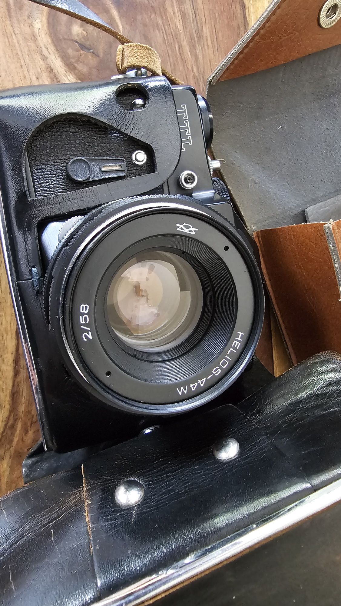 Aparat analogowy Zenit TTL z lampą błyskową