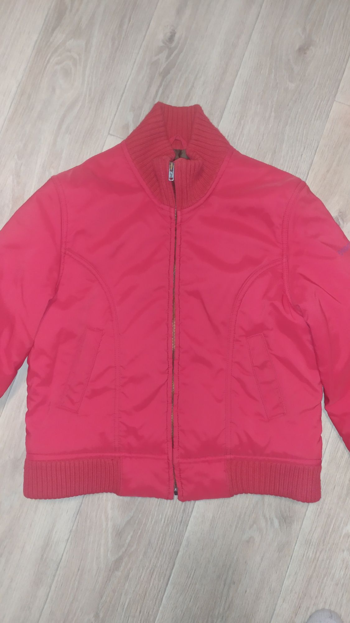 продам жіночу демисезонну куртку червоного кольору розмір s. Фірми lee