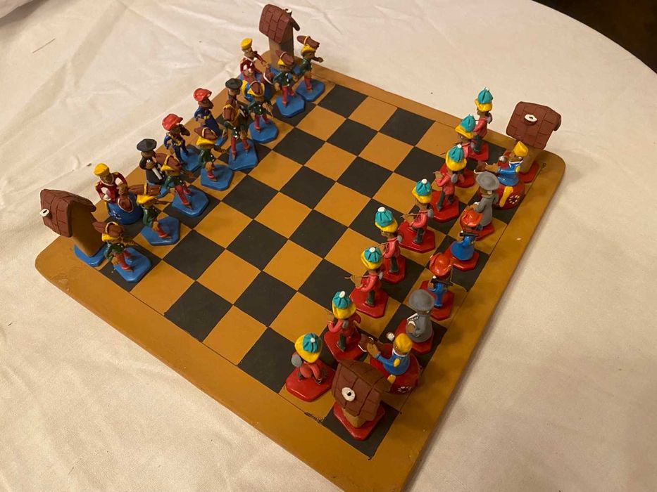 Jogo de xadrez em barro pintado