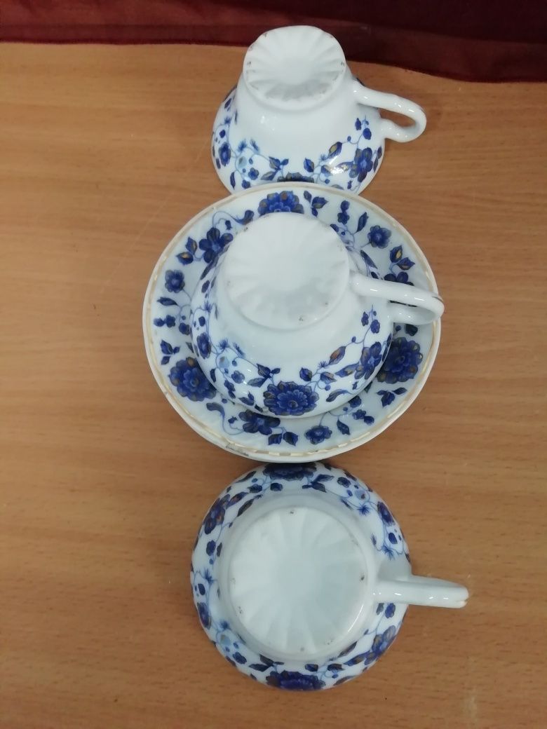 Conjunto de chávenas em porcelana.