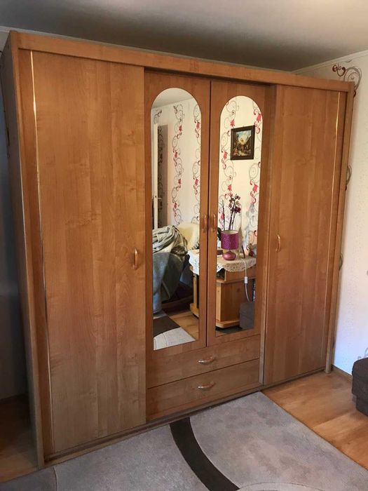 Sprzedam dużą szafę.