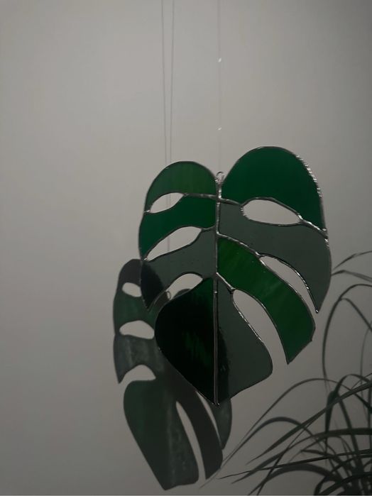 Witraz w kształcie liścia monstery