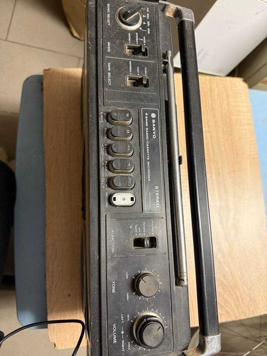 Vintage Boombox Sanyo 4-Band Radio Cassette Stereo – kolekcjonerski