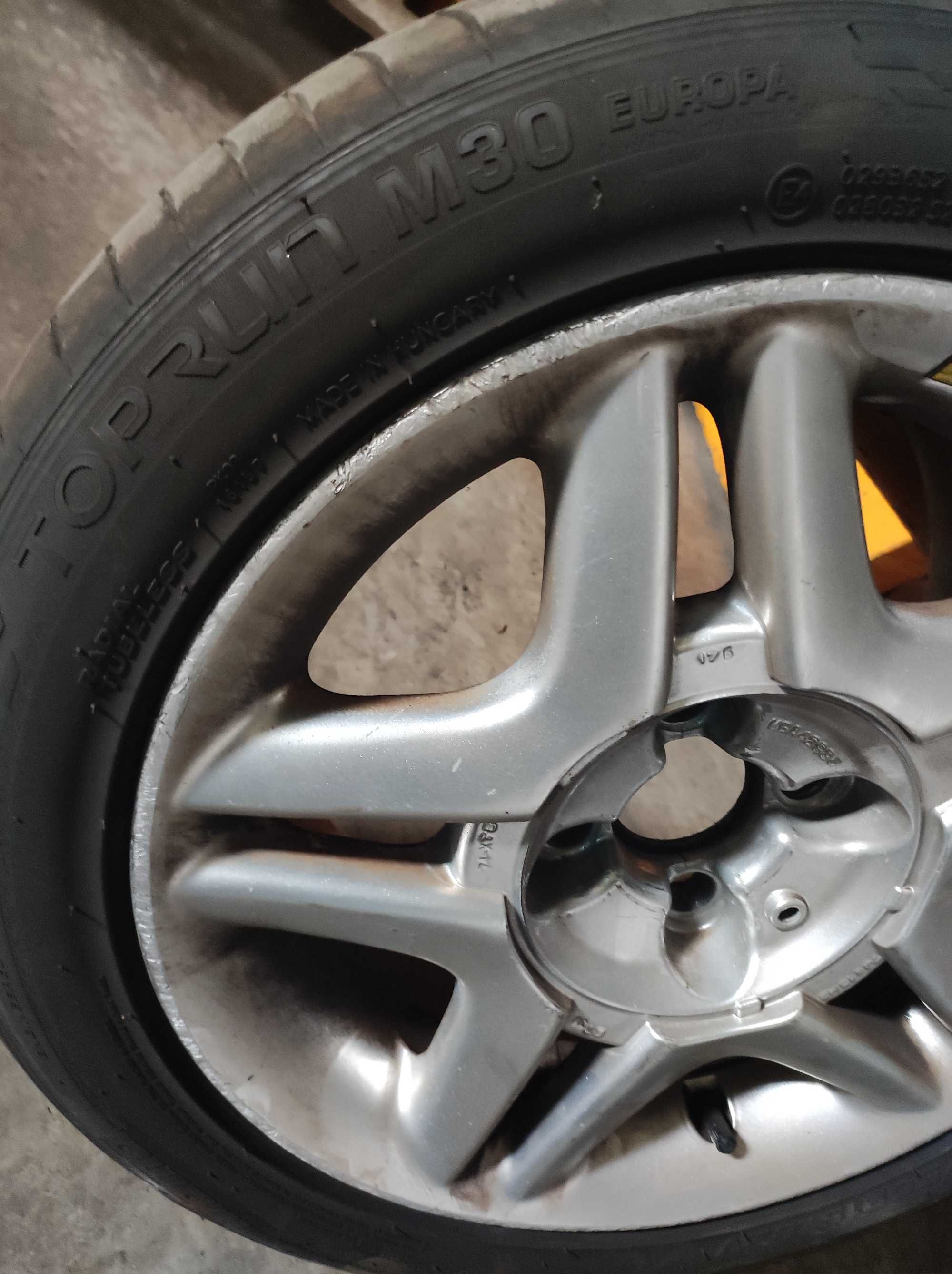 4 Jantes alumínio viatura ligeira com pneus sem uso 195/50 R15