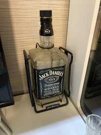 Пустая бутылка Jack Daniels