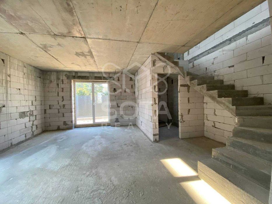 Будинок дуплекс перша лінія Дніпра Осокорки неподалік Sky River