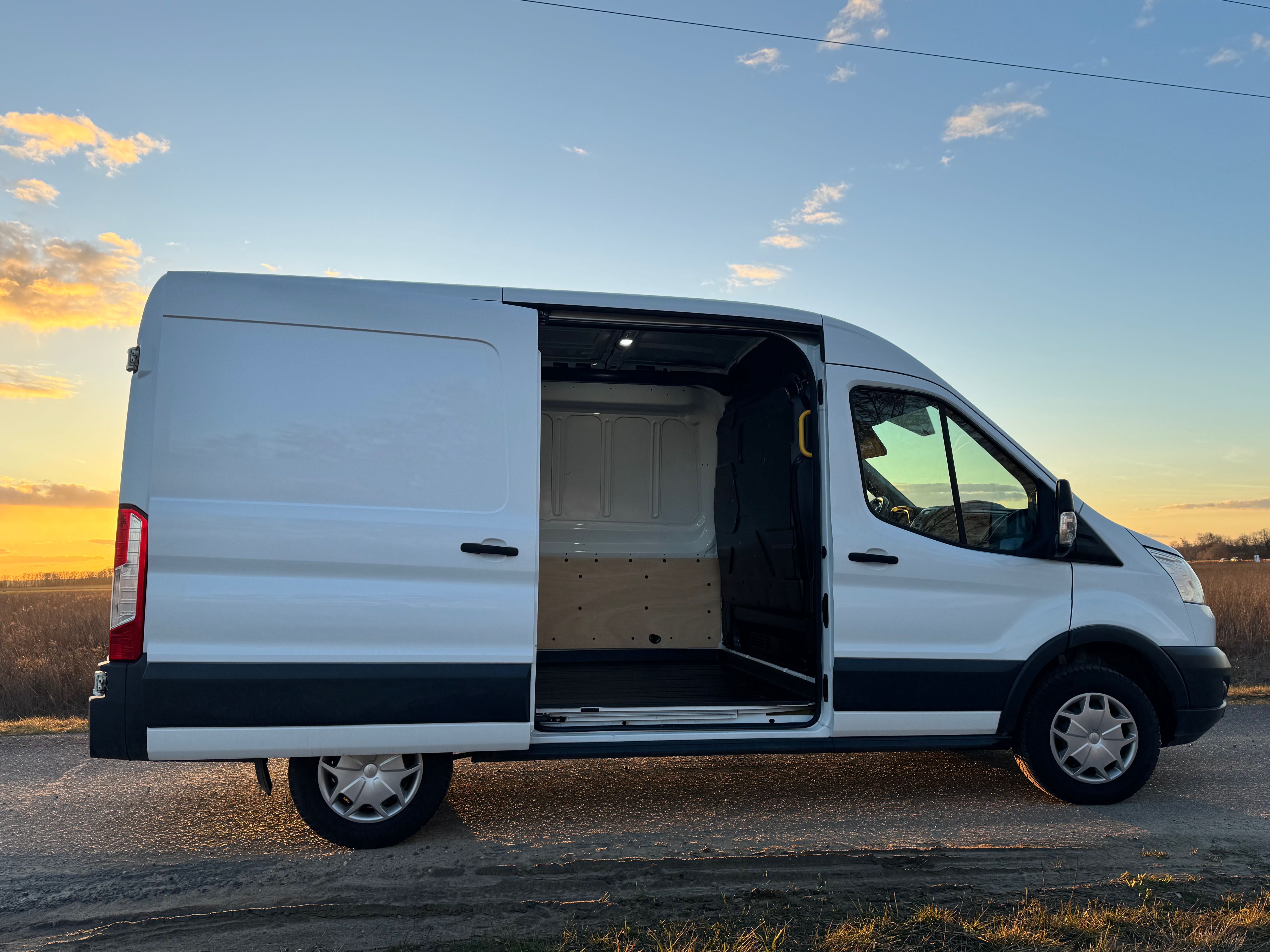 Wynajem Busa Ford Transit wersja L2H2