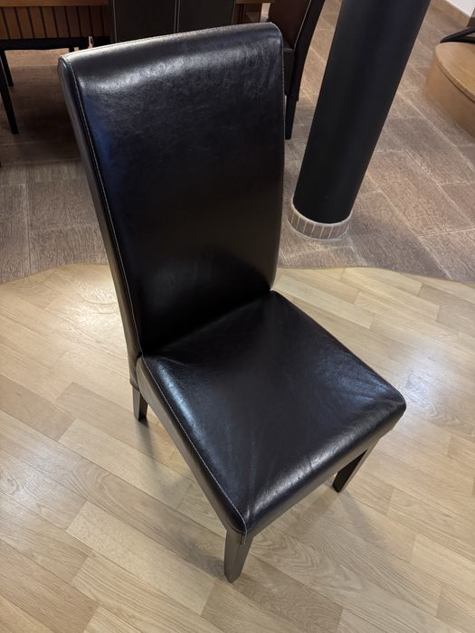 Krzesła tapicerowane ciemnobrązową ekoskórą – wygodne i eleganckie