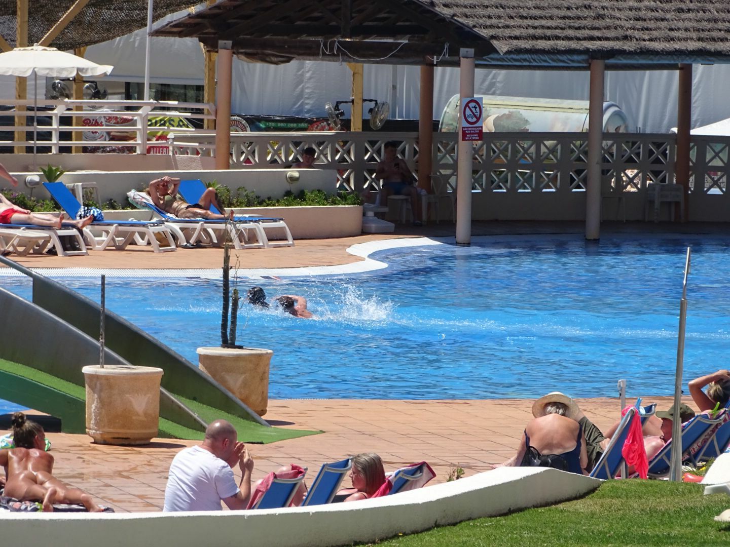 T0 com piscina e zonas relvadas