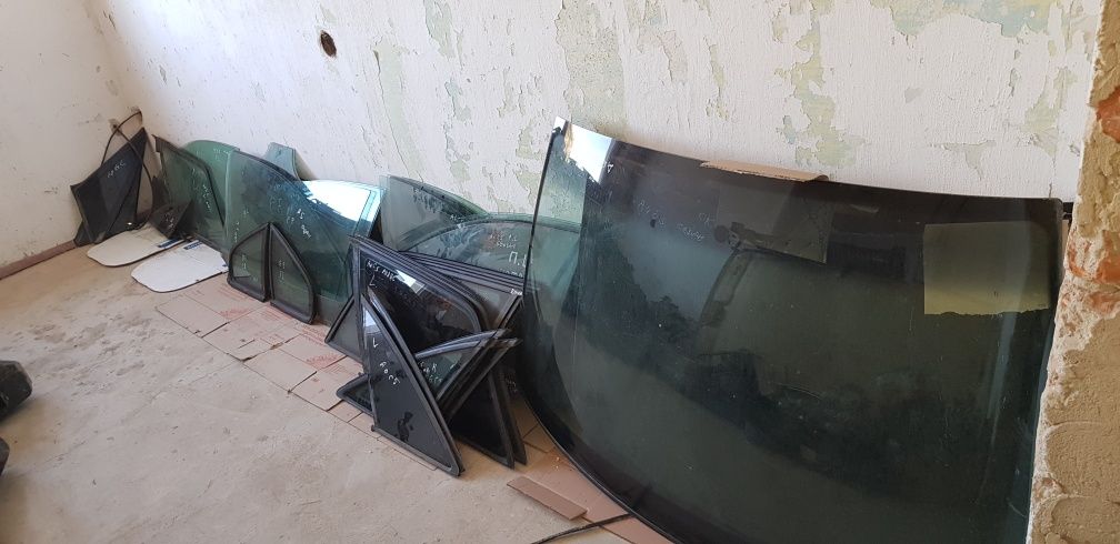 Скло заднє,стікло зад седан  Audi a6 c5,Audi a4 b5, a8 d2, passat b5