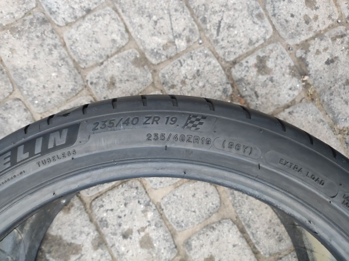 235.40.19 jedna opona Michelin Pilot Sport 4