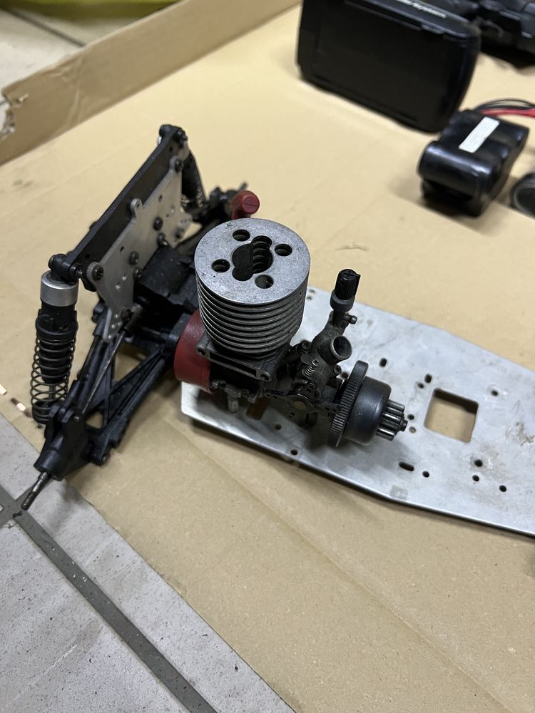 Zdalnie sterowane RC Nitro czesci, dwa podwozia