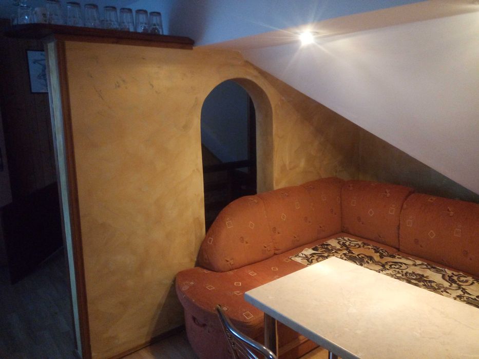 Domek w górach  nad rzeką w lesie weekend wakacje przy szlakach