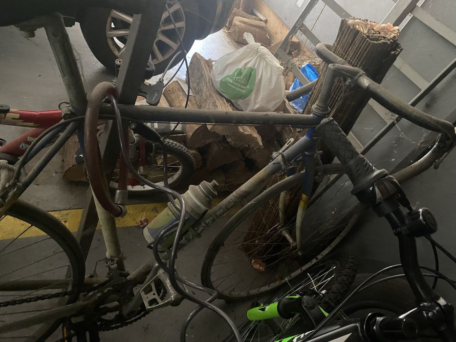 Duas bicicletas vtt e estrada