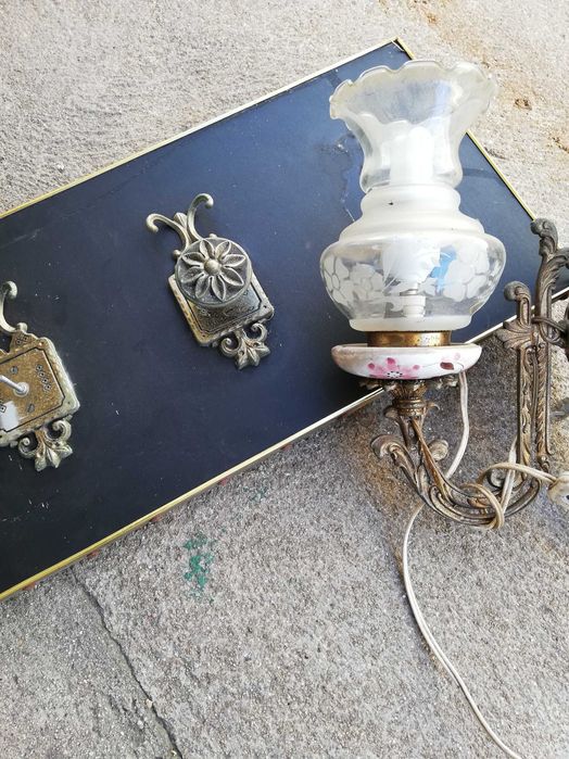 2 Penicos esmaltados e latas antigas entre outras coisas