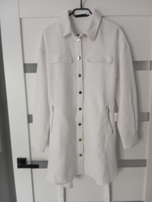 Biały płaszcz narzutka Mohito S 36 złote guziki z paskiem