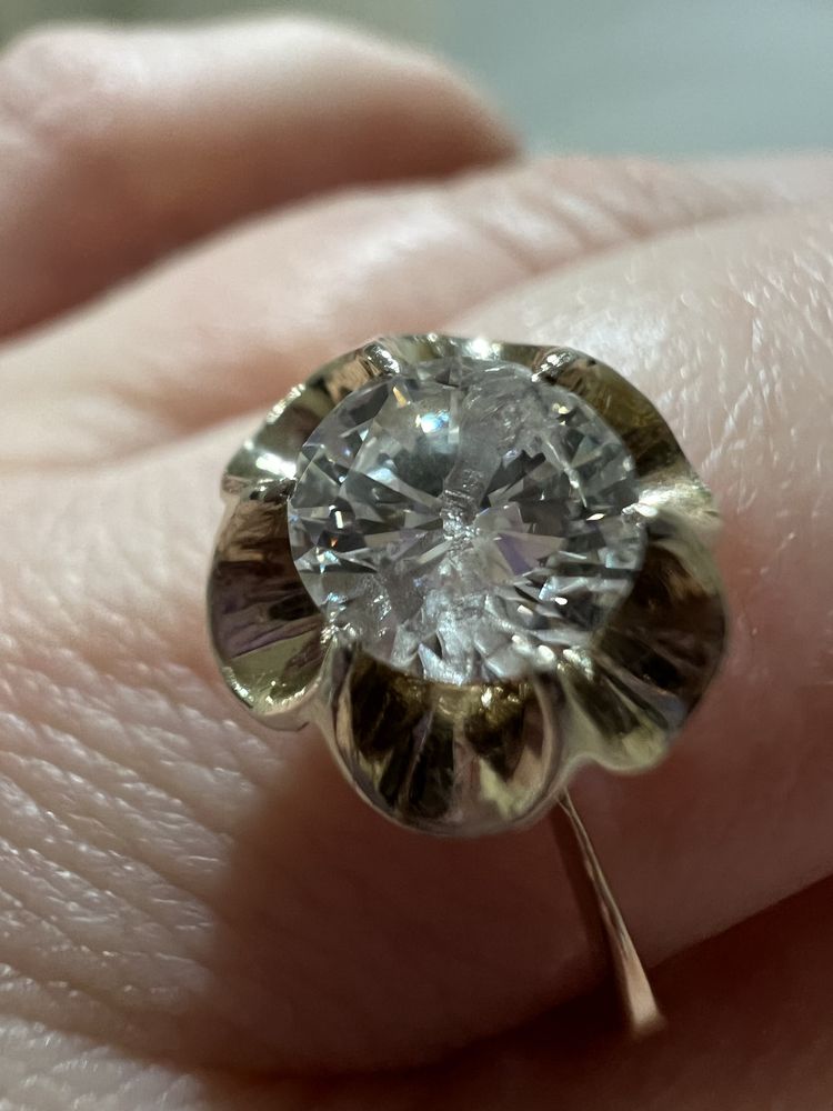 Золотое кольцо ТЮЛЬПАН 583пр.с якутским бриллиантом 0,7Ct