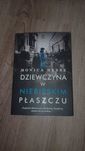 Dziewczyna w niebieskim płaszczu