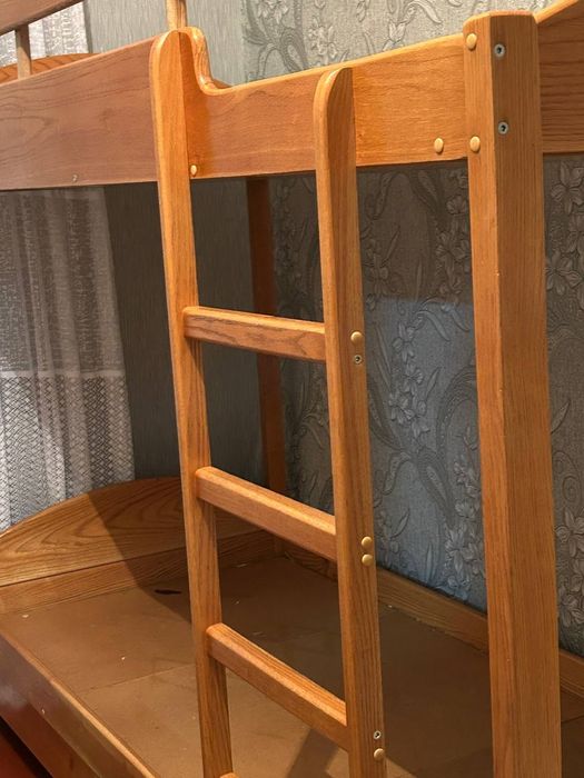 Двох яросне дубове ліжко.