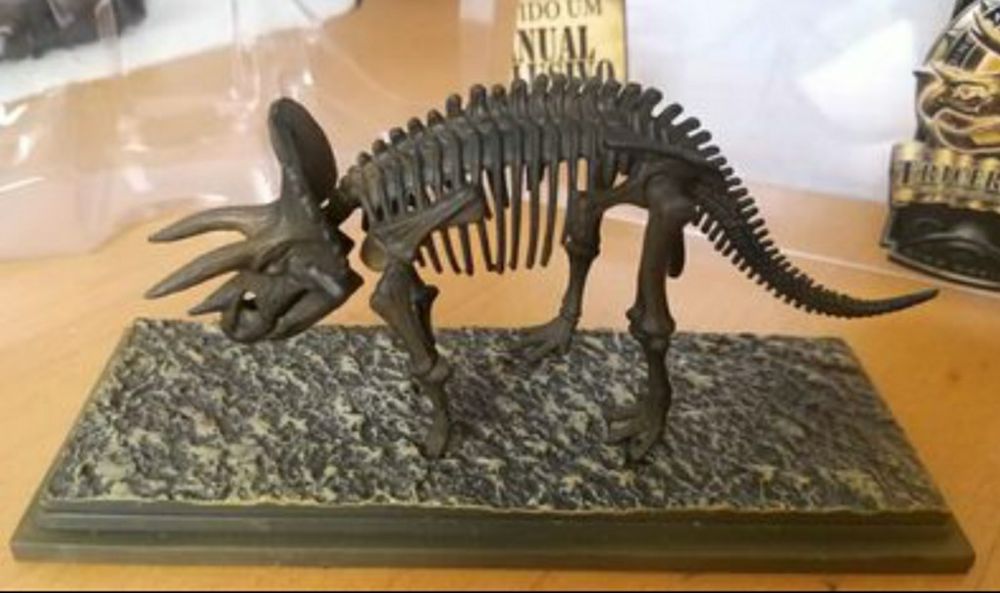 Coleção 4 dinossauros Tiranosauro, Triseratopo, Estegossauro