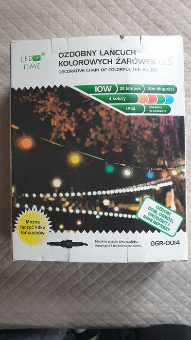 Ozdobny łańcuch kolorowych żarówek