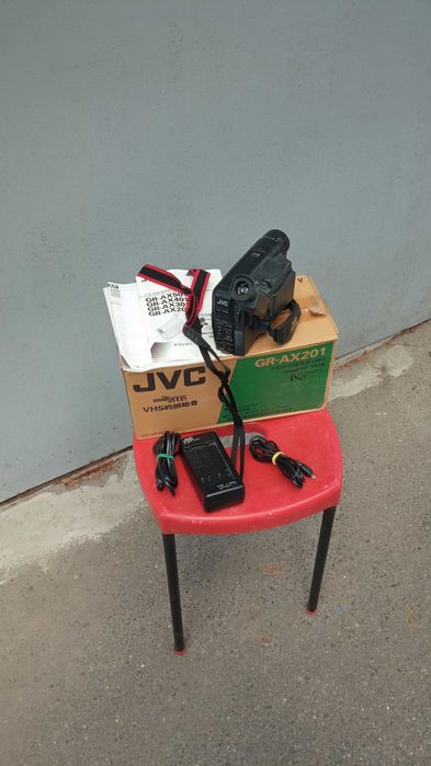 Продам видеокамеру JVC GR-AX201