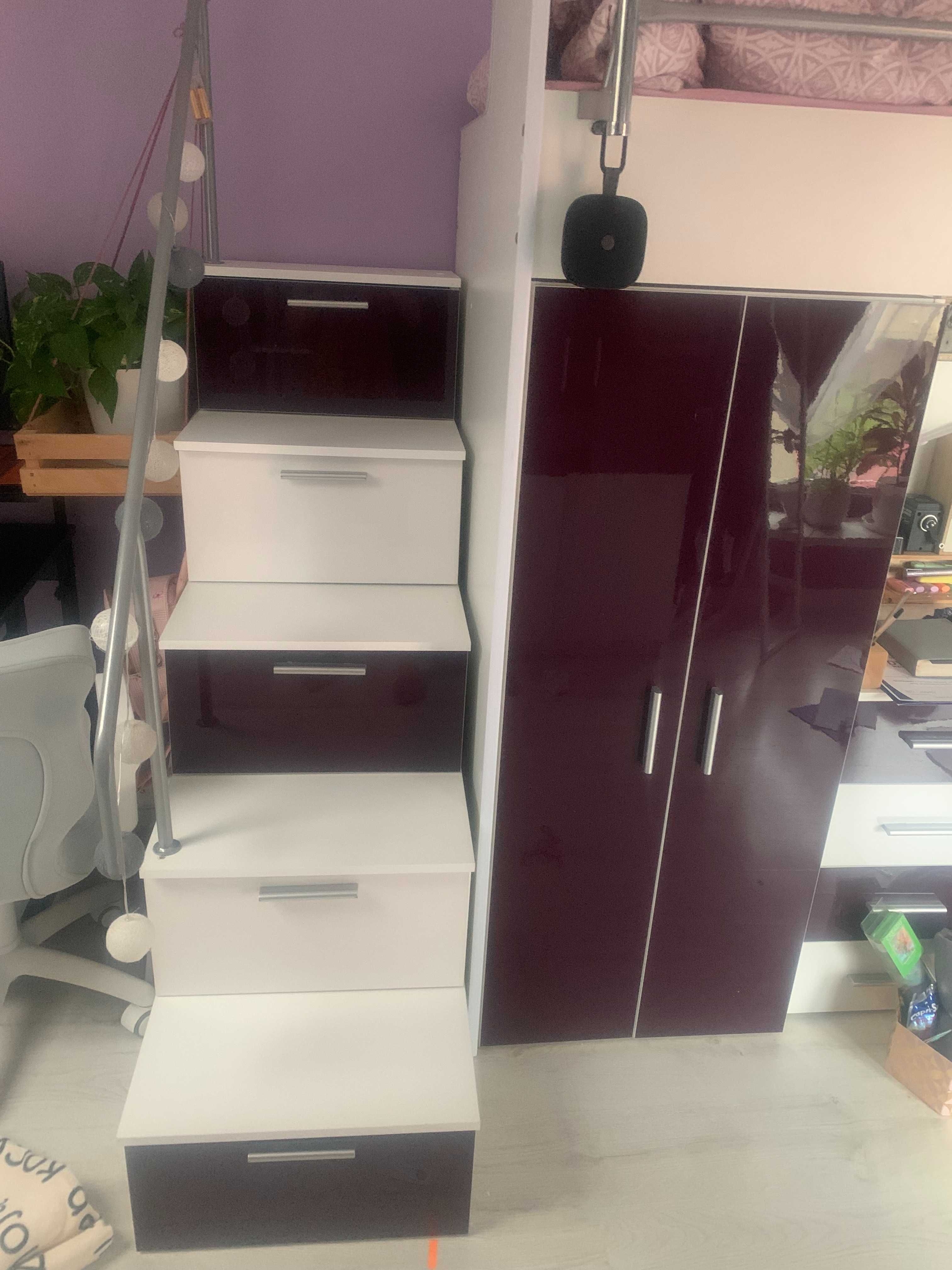 Łóżko piętrowe z szafą, materacem, biurkiem i schodami