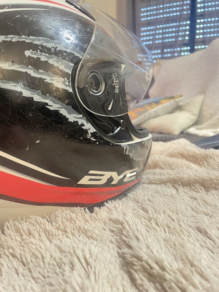 Capacete da marca Bye M
