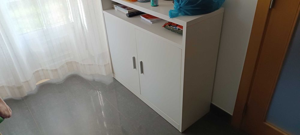 Sala completa com mesa e cadeiras