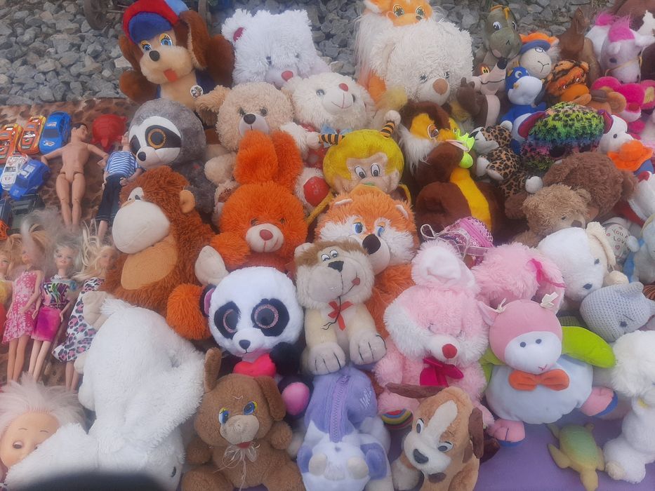 нитки і іграшки.