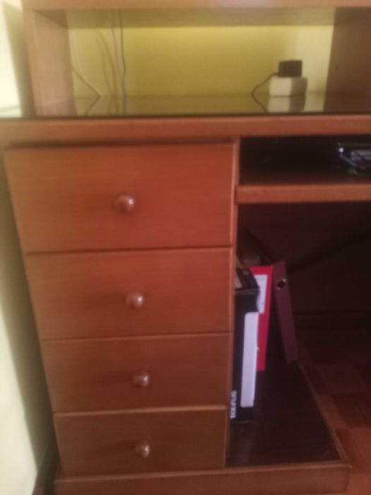 Secretária em madeira muito espaçosa