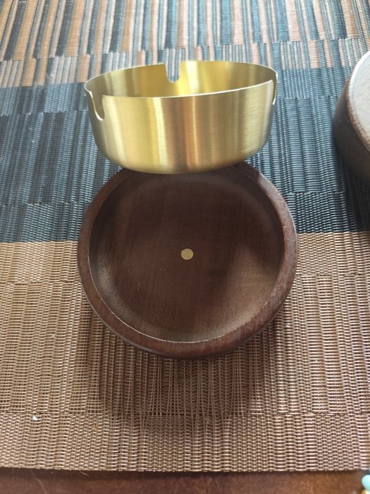 Cinzeiro em madeira e metal fechado