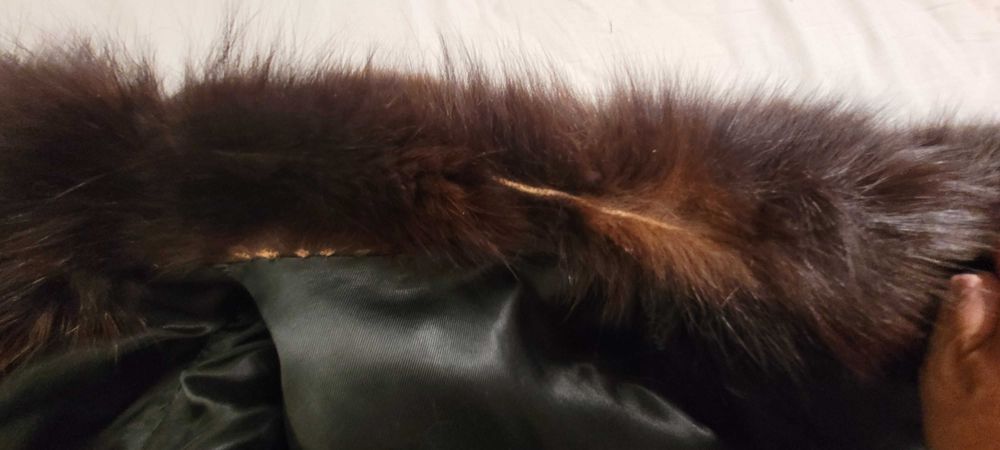 Klasyczne futro z lisa w nieklasycznym kolorze gorzkiej czekolady