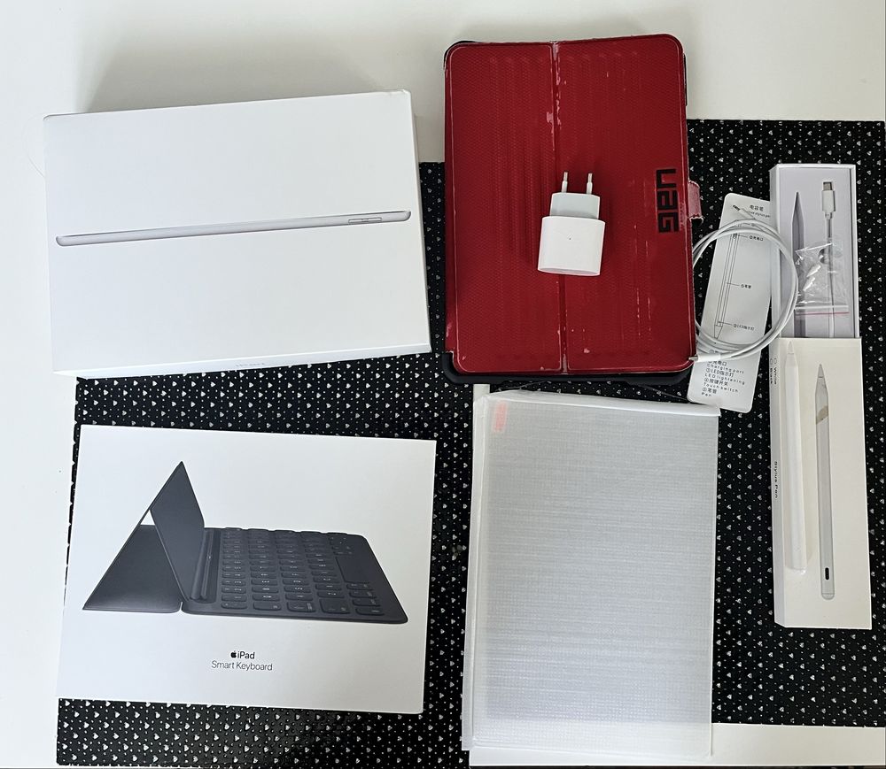Apple iPad 10.2” 8. generacji 128GB + Smart Keyboard + akcesoria