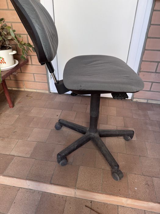 Продам стілець на колесах.