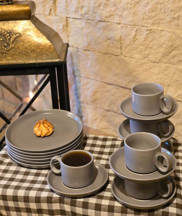 Talerze z kubkami 18 elementów beżowe lub szare