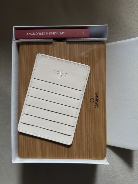 Oryginalne drewniane pudelko Omega z białym zewnętrznym