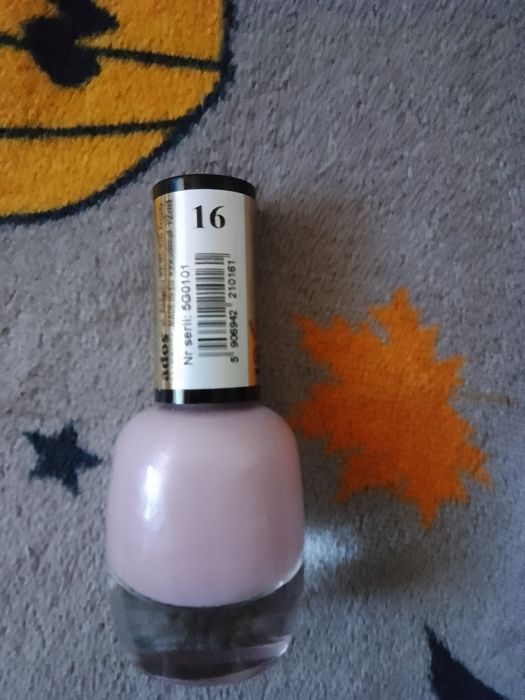 Bladoróżowy lakier do paznokci