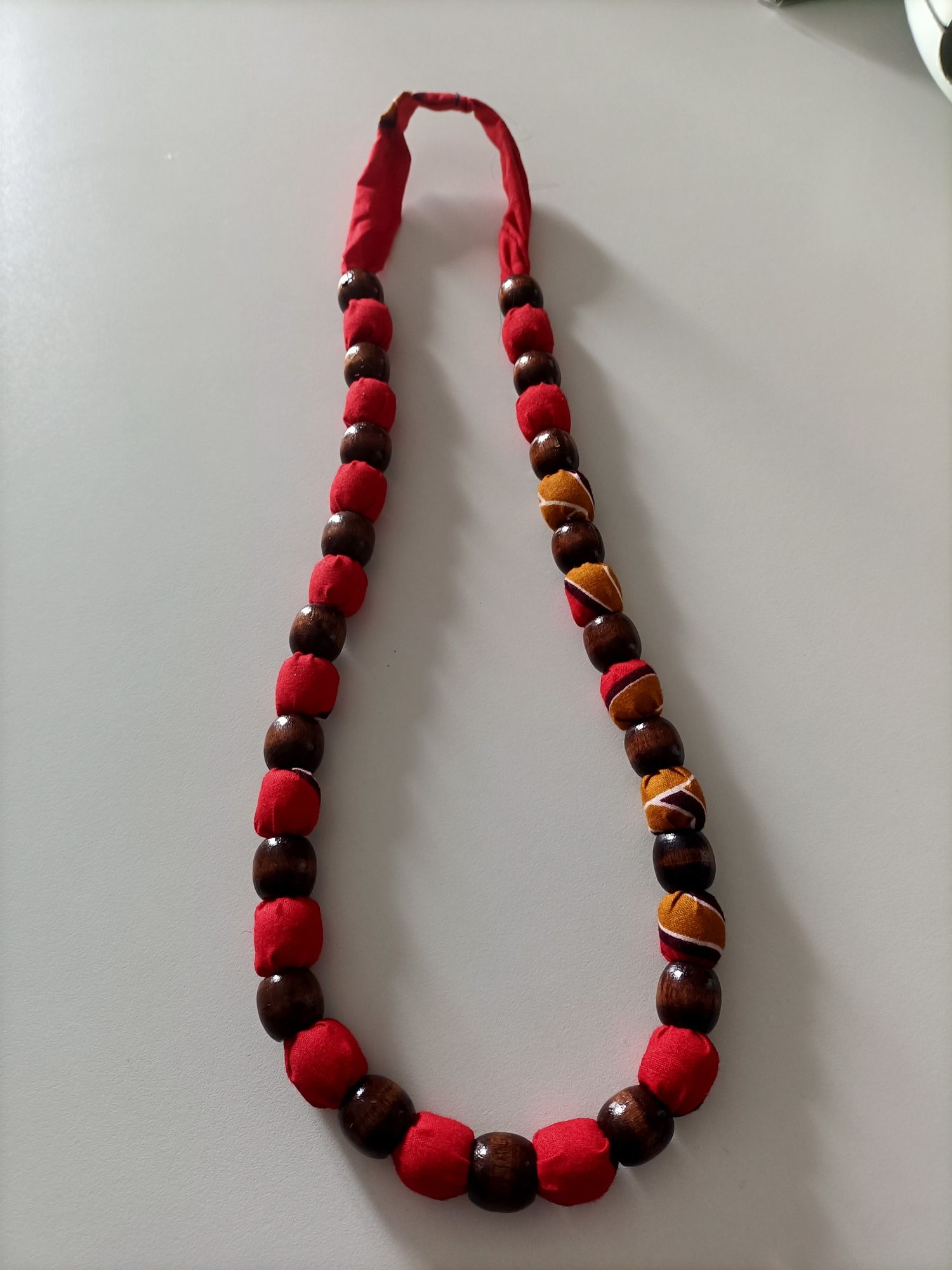 Conjunto de mala  tipo saco e colar..