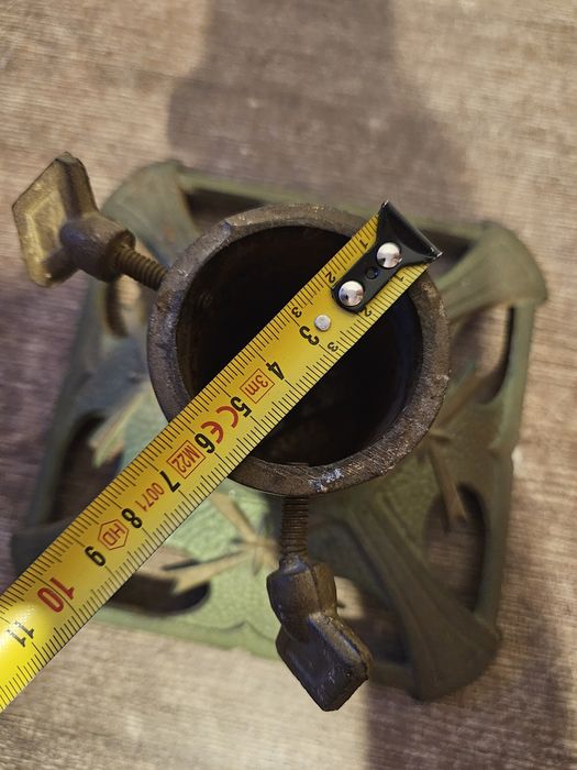 Stary stojak pod choinkę