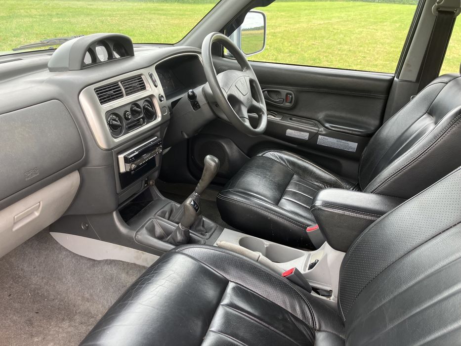 Mitshubishi Pajero 2.5 diesel 4x4 -Anglik