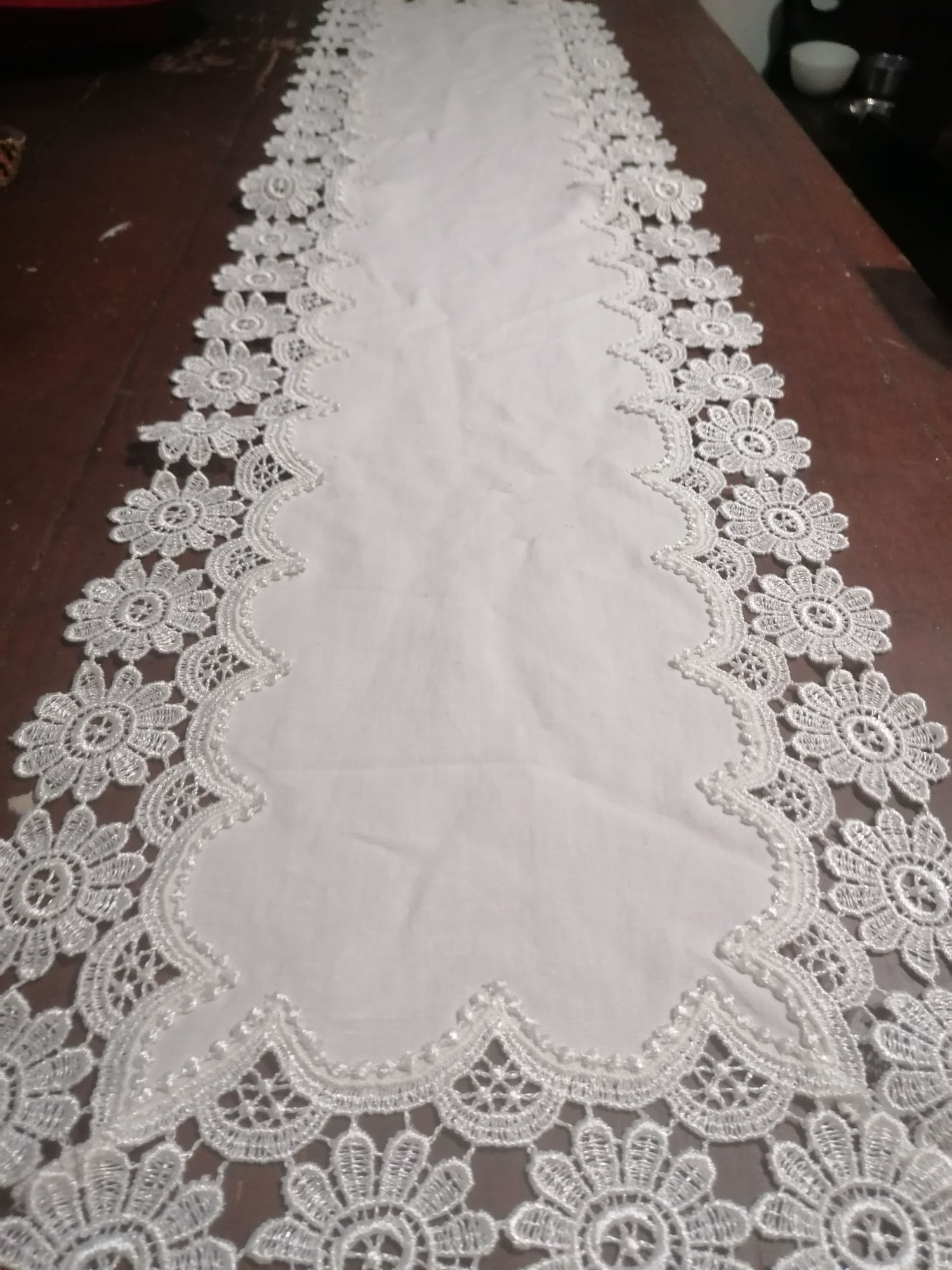 Conjunto de 2 naprons em linho e acabamento em renda 

Dimensões: