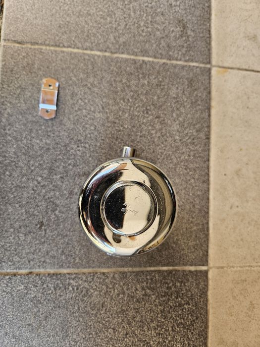 Dozownik na mydło w płynie ścienny chromowany