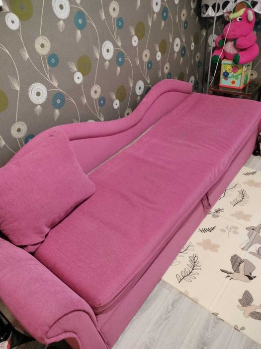 Różowa Kanapa z Poduszkami