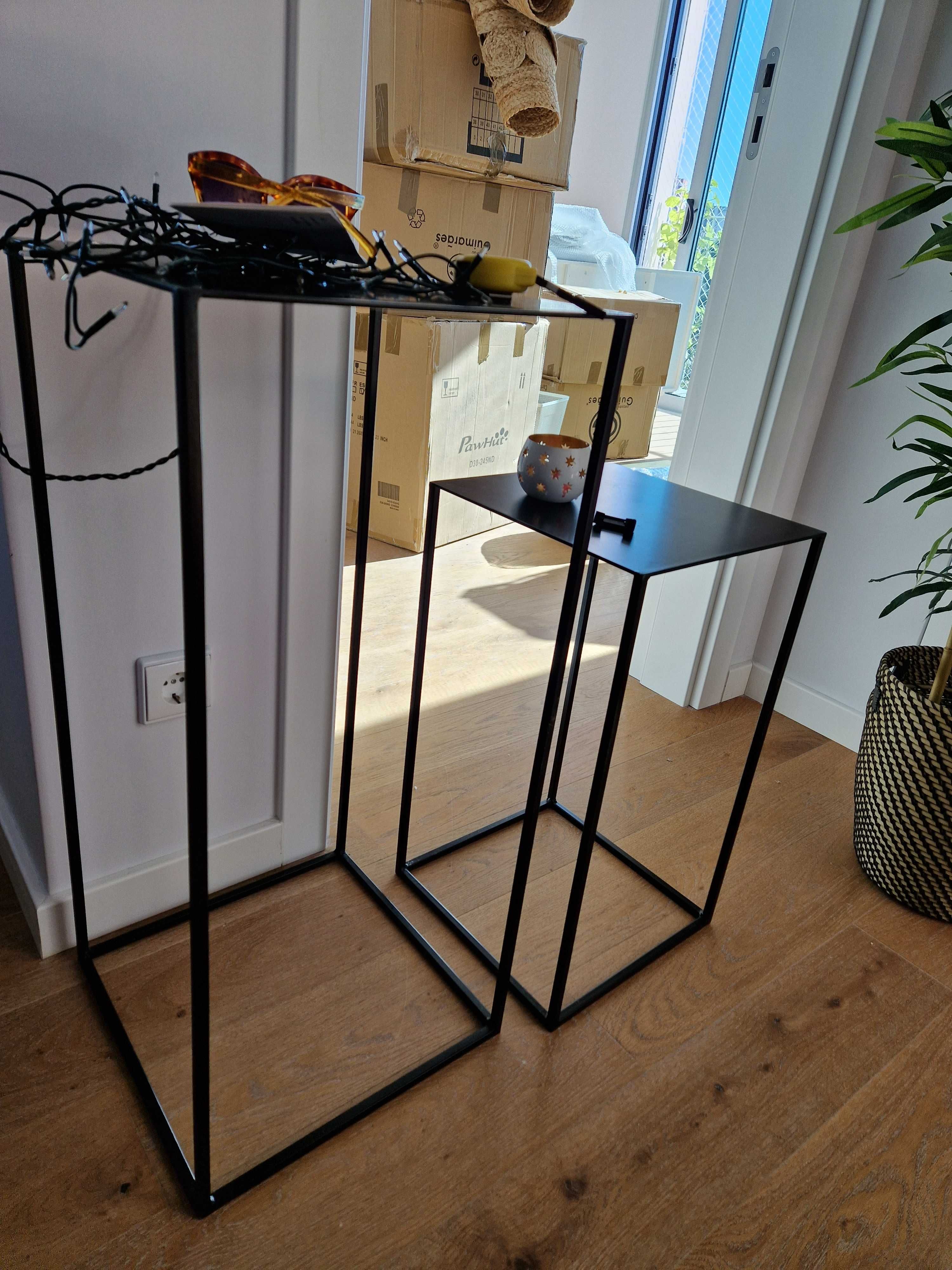 Conjunto de 2 mesas de apoio de encaixar, em metal